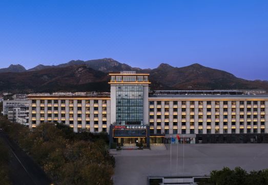 泰安泰山天外村希尔顿欢朋酒店外景图