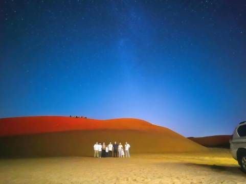 漫步星辰沙漠观星露营基地图片