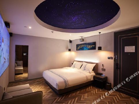 蓝鱼电影酒店(北京站店)    分(5条点评) 368起距离344米立即预订