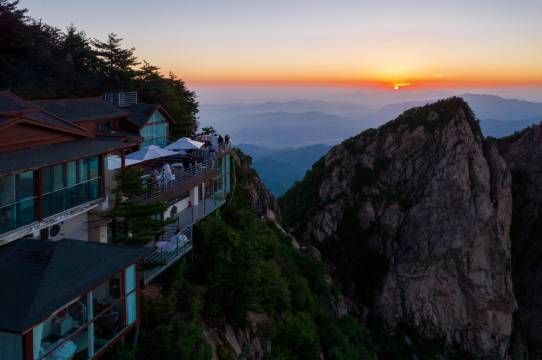 老君山金顶枕云悬崖民宿图片
