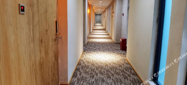 昆明石月南舍酒店(瑞鼎城爱琴海石闸地铁站店)图片