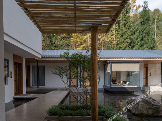 彭州耳隐野奢私汤民宿