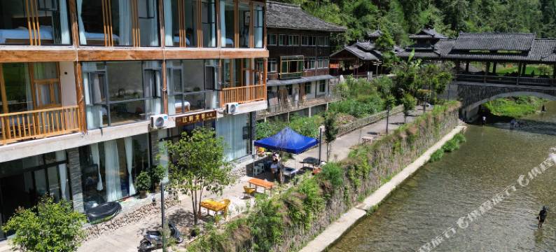 小丹江苗寨江畔全景民宿图片