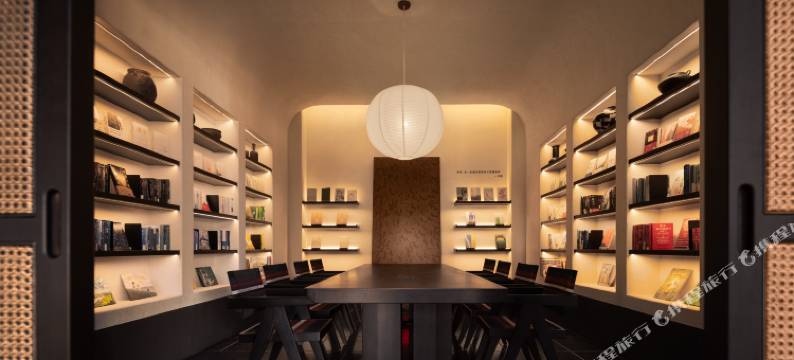 香格里拉独克宗古城月光广场亚朵酒店图片