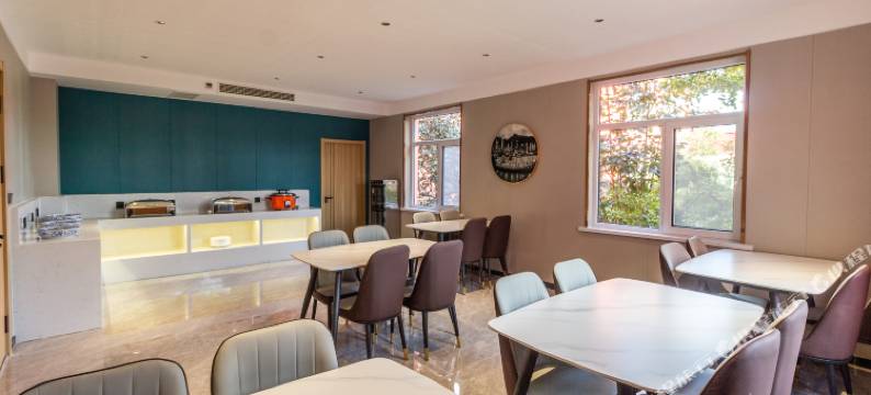 灰鲸智能酒店(保定满城南韩村店)图片