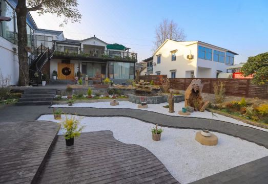 Loushi Guesthouse (Ginkgo Lake Resort) Hotel Overview