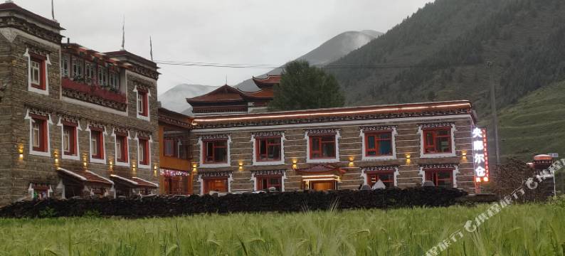 贡嘎山上木居央廓尔仓民宿图片