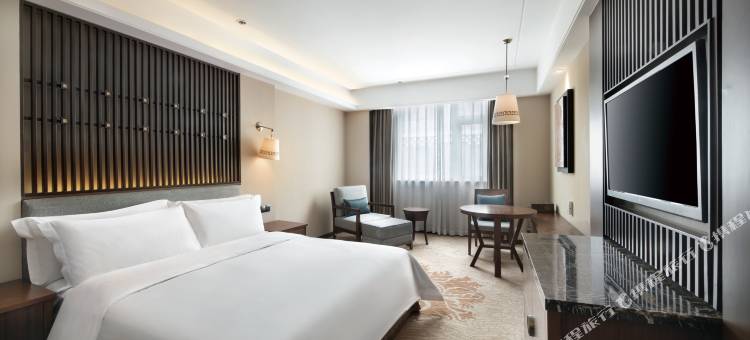 亚丁日松贡布皇冠假日酒店图片