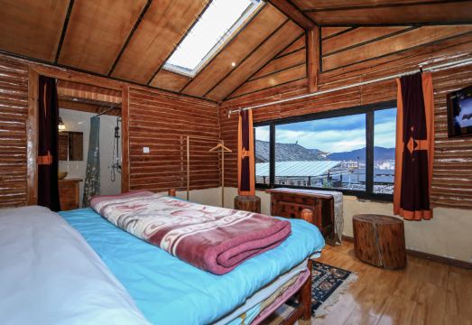 Shangri-La Wangshan Xiaoyuan Inn (Dukezong Ancient City Shop) Hotel Overview