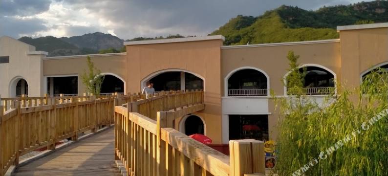 灵寿花溪谷树桥公园酒店图片