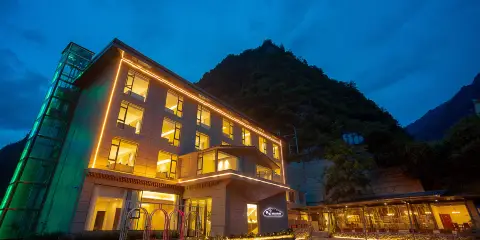 理縣綠水青山酒店(畢棚溝景區理小路店)