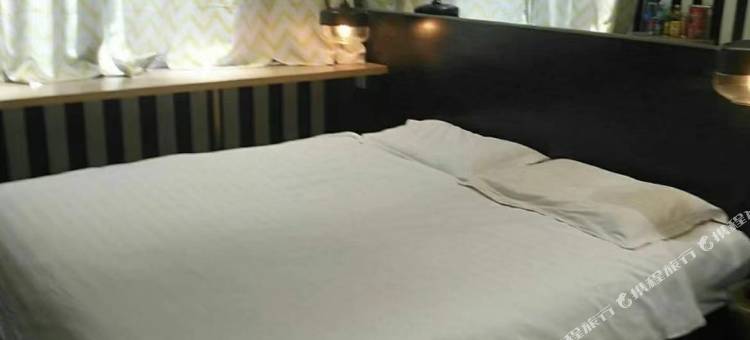 轻住酒店·果然精品(乐松机场巴士凯旋广场店)图片