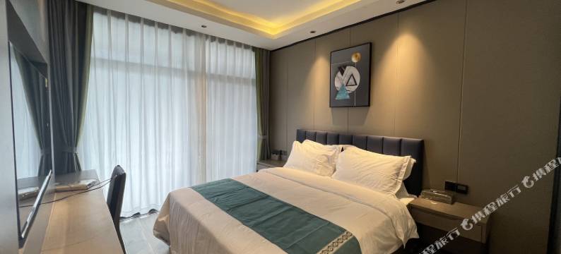 雷波马湖假日酒店图片