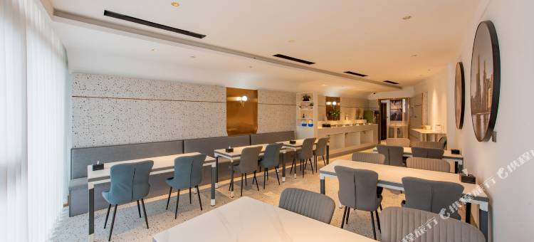 灰鲸智能酒店(保定西大街火车站店)图片