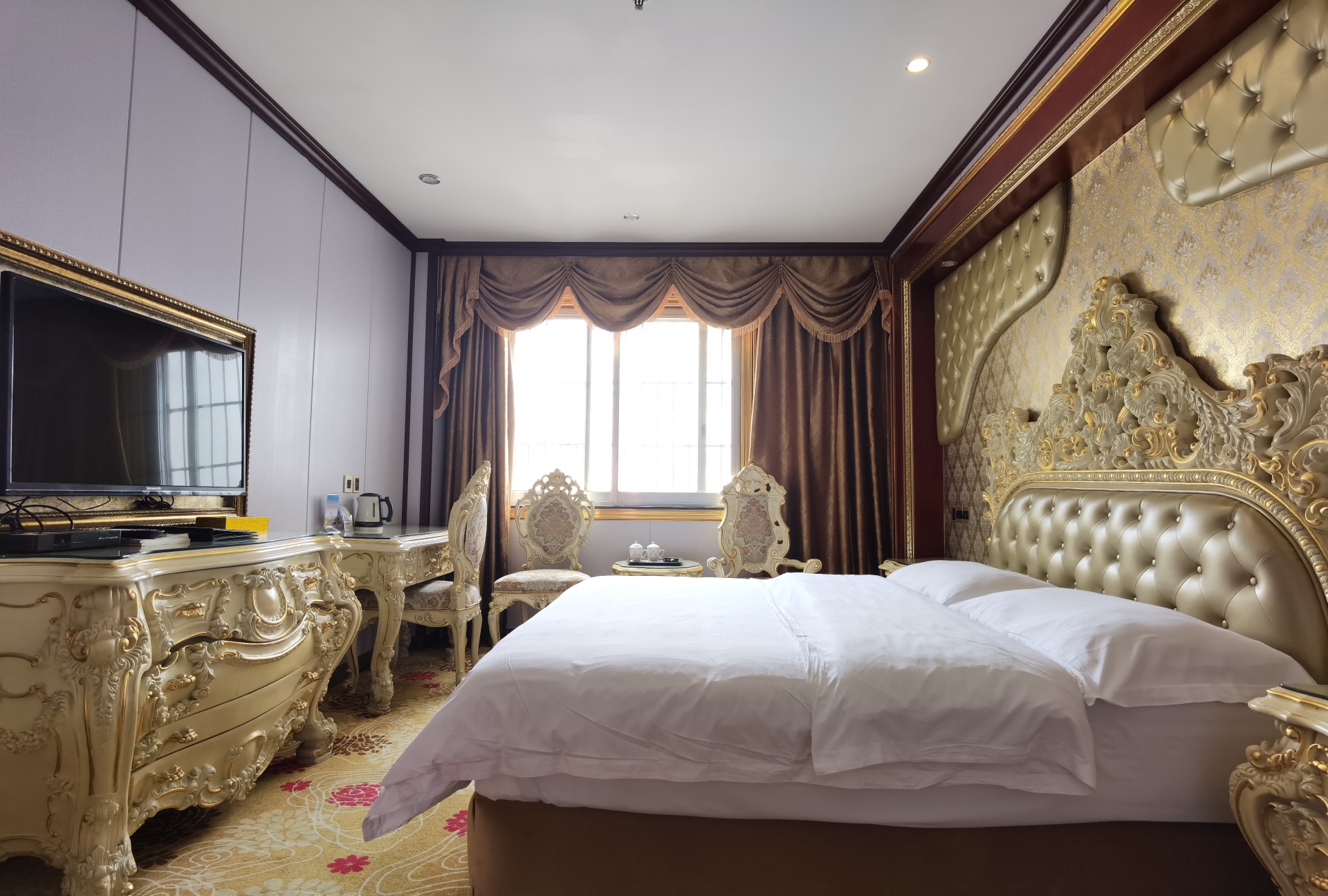 Alps hotel Hotel Overview