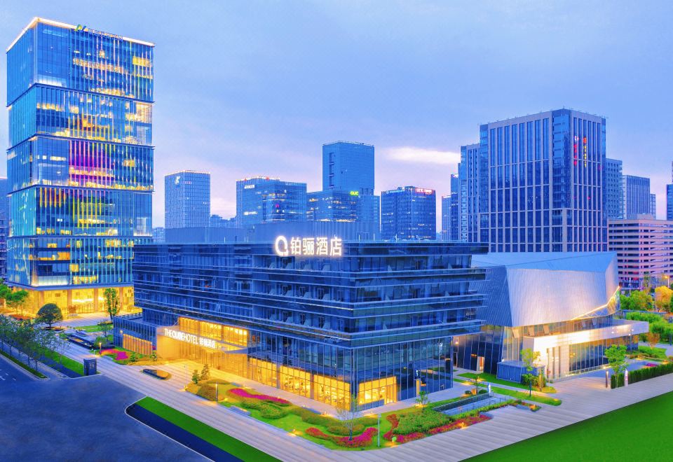 THE QUBE HOTEL Over view