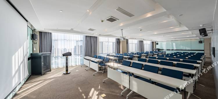 阿勒泰万驰广场迎宾路亚朵酒店图片