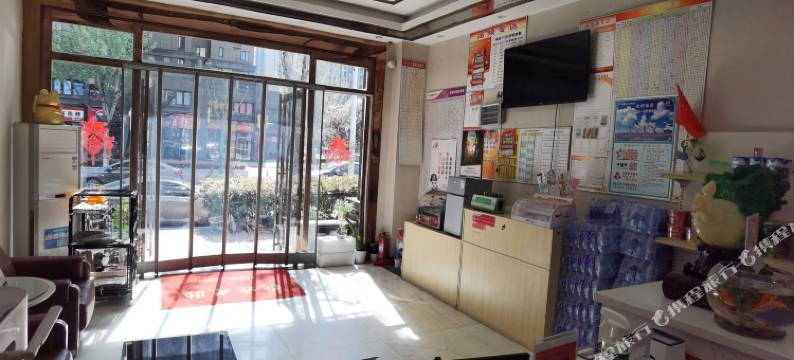 东兴假日酒店(武汉科技大学青山校区科普公园地铁站店)图片