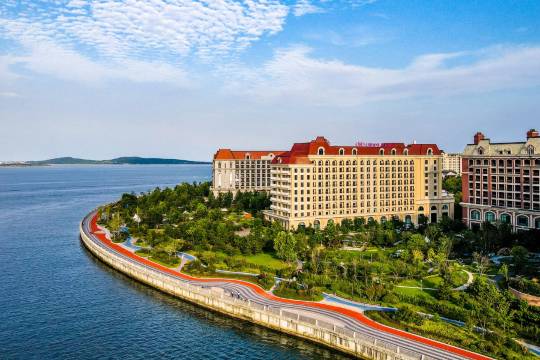 青島東方影都皇冠假日酒店