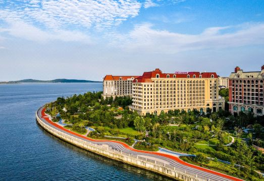 青岛东方影都皇冠假日酒店外景图