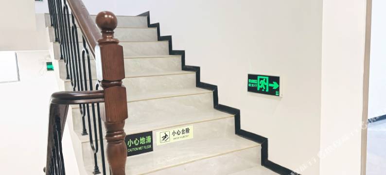 泸定鹿鸣HOTEL图片