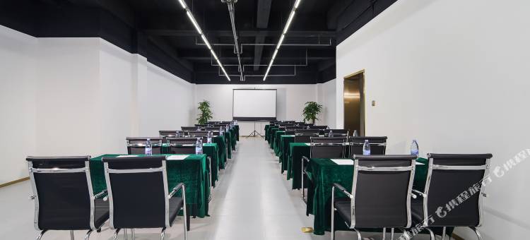 朗丽兹酒店(滨海新区泰达轻轨站店)图片