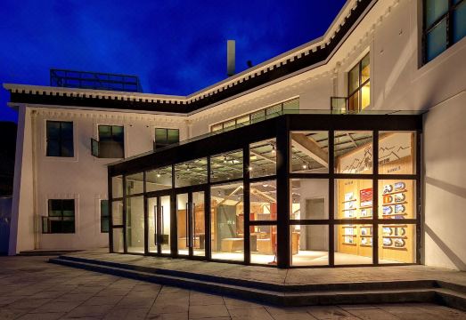 定日平措康桑珠峰大本营富氧酒店外景图