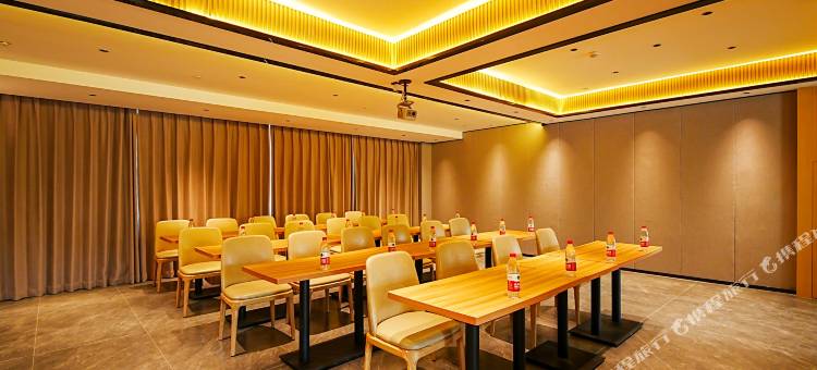 潮漫酒店(阿勒泰桦林公园店)图片