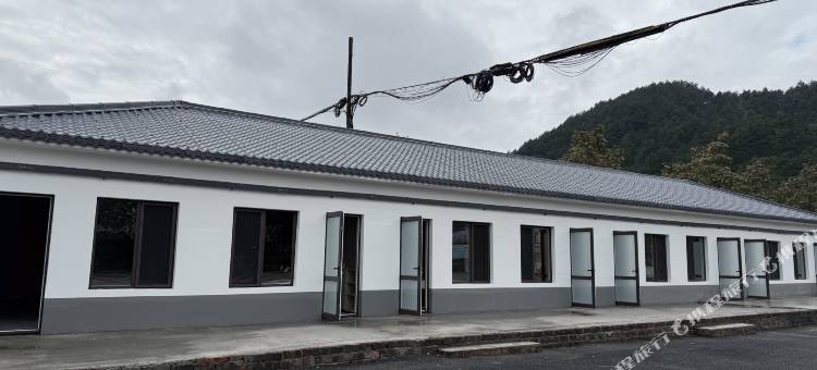 鸿韵阁民宿(铁刹山站店)图片