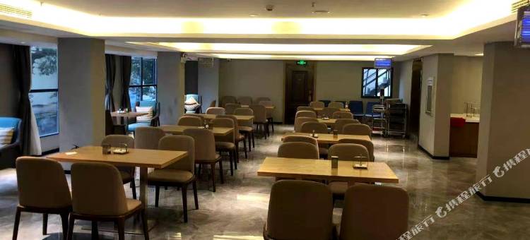 雅斯特酒店 YESTE HOTEL(咸宁通山县月亮湾商贸广场水岸花园店)图片