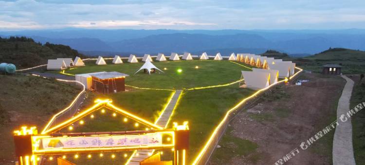 乌蒙大草原在山野露营地图片