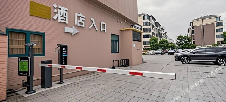 漫激爱情电竞主题酒店(南昌象湖沃尔玛店)图片
