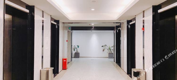栖树江景酒店(恰同学少年广场碧沙湖地铁站店)图片