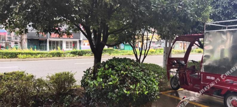 小百花酒店(六盘水人民广场高铁站店)图片
