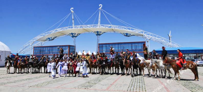 辉腾锡勒马术演艺小镇图片