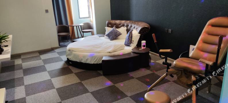 紫惑主题酒店(昆明大商汇官南店)图片