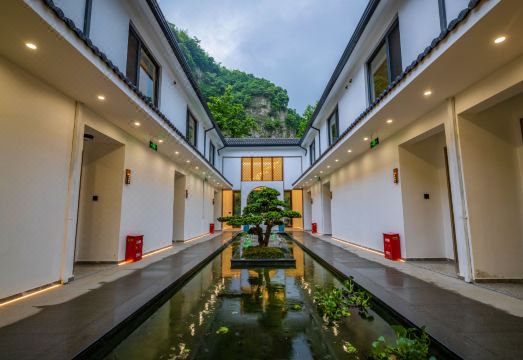 Xinchang Qianxi Hotel Hotel Overview