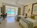 面向泳池雙床房