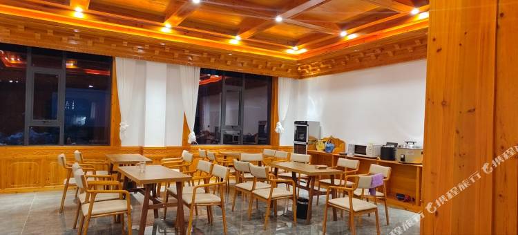 开蔓铂金酒店(新都桥贡嘎雪山观景台店)图片