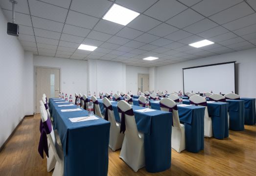 Fuyang Yunbo Manju Hotel (Yingzhou Wanda Plaza Long Distance Bus Station Store) Hotel Overview