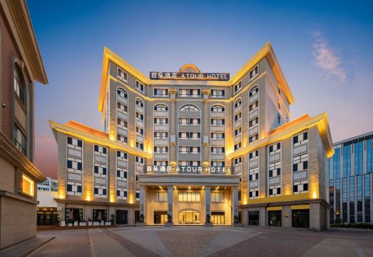 伊宁市上海城解放西路亚朵酒店外景图