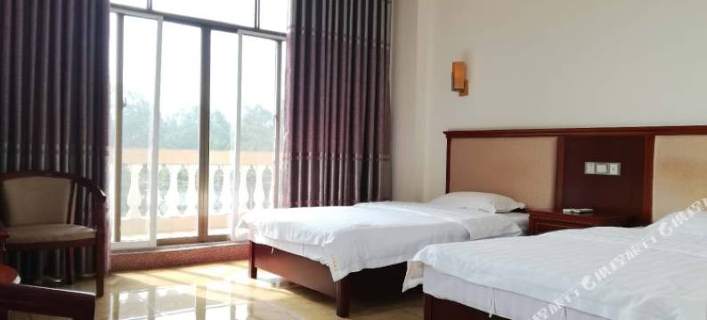 东兴火凤凰酒店(万尾金滩店)图片