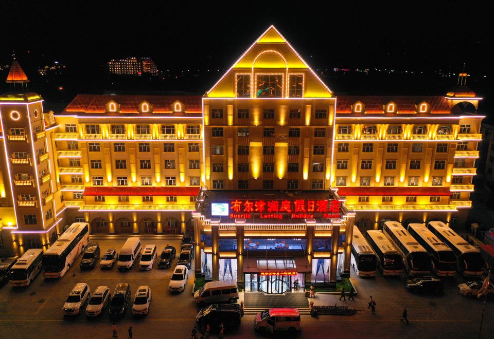 布尔津澜庭假日酒店外景图
