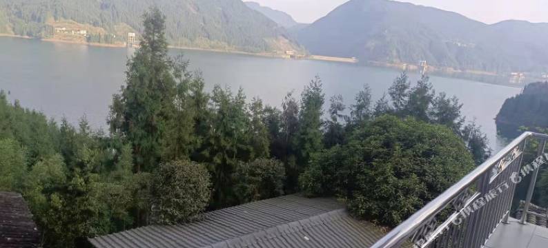 瓦屋山柏菲民宿图片