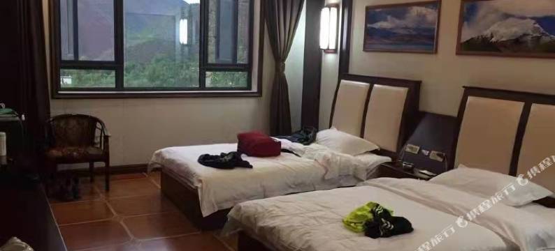 芒康云上小湾五号温泉酒店图片