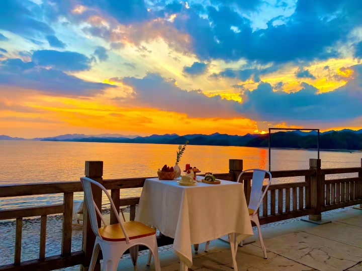 Warm Island Elegant Art Hotel Hotel Overview