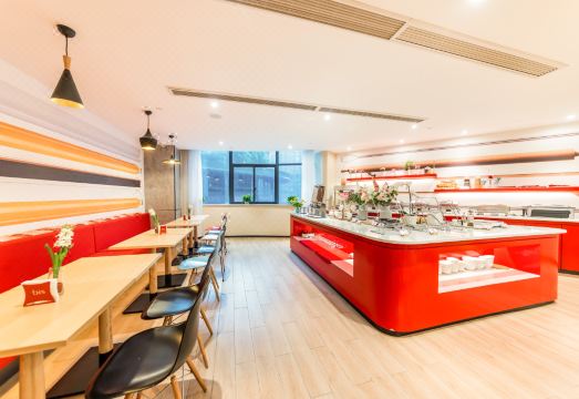 Ibis Hotel (Chongqing Jiefangbei Pedestrian Street  Hongyadong) Hotel Overview