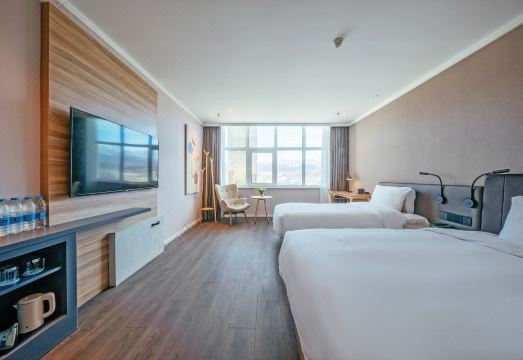 HanTing Premium Hotel (Delingha Jinghuawan Plaza) Hotel Overview