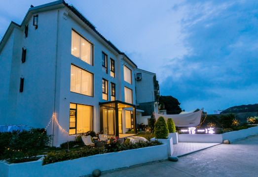 Zhujiajian Seaside Villa Hotel Overview