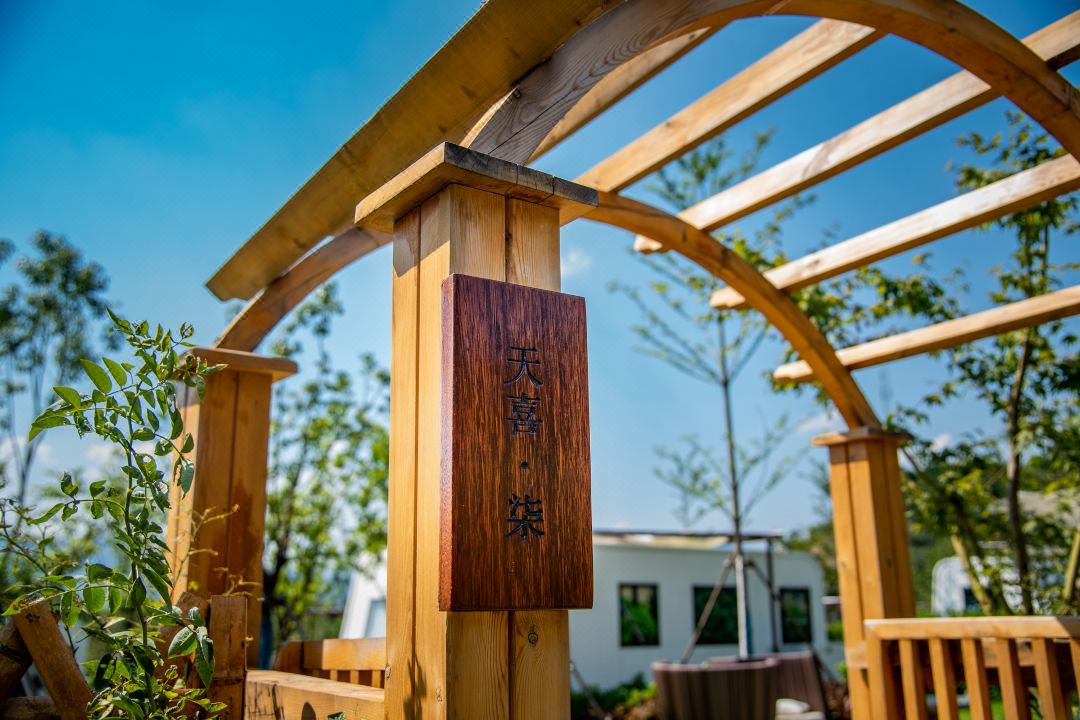 「与山风为伴，枕星星入眠」999元抢清远大角禾场生态度假村，住海后船屋-私汤星空房+双人早餐+萌宠互动/农场观光/射箭，可免费参加园区举办的 ...